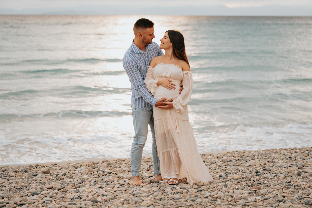 Servizio fotografico gravidanza a Mari Pintau con cielo nuvoloso e luce morbida sul mare