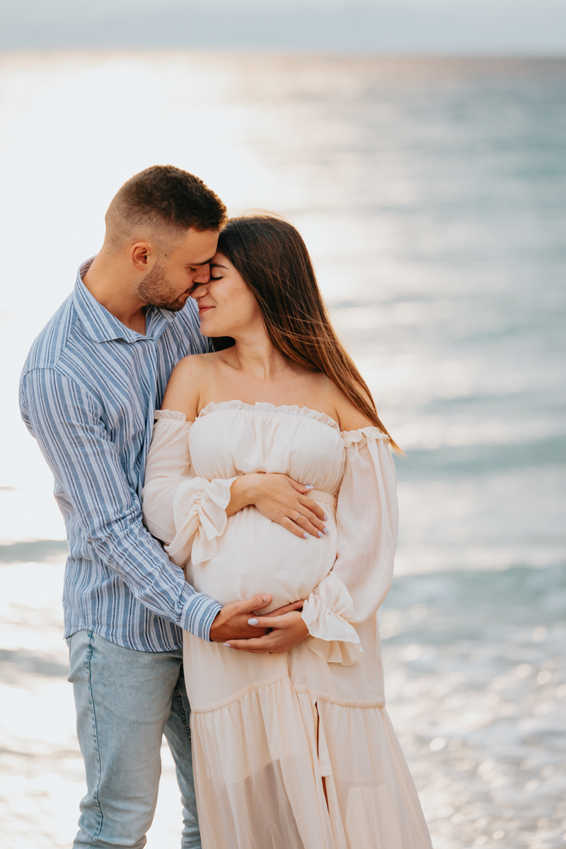 Servizio fotografico gravidanza a Mari Pintau con cielo nuvoloso e luce morbida sul mare