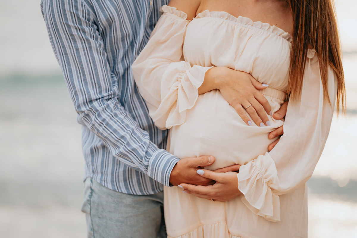Servizio fotografico gravidanza a Mari Pintau con cielo nuvoloso e luce morbida sul mare