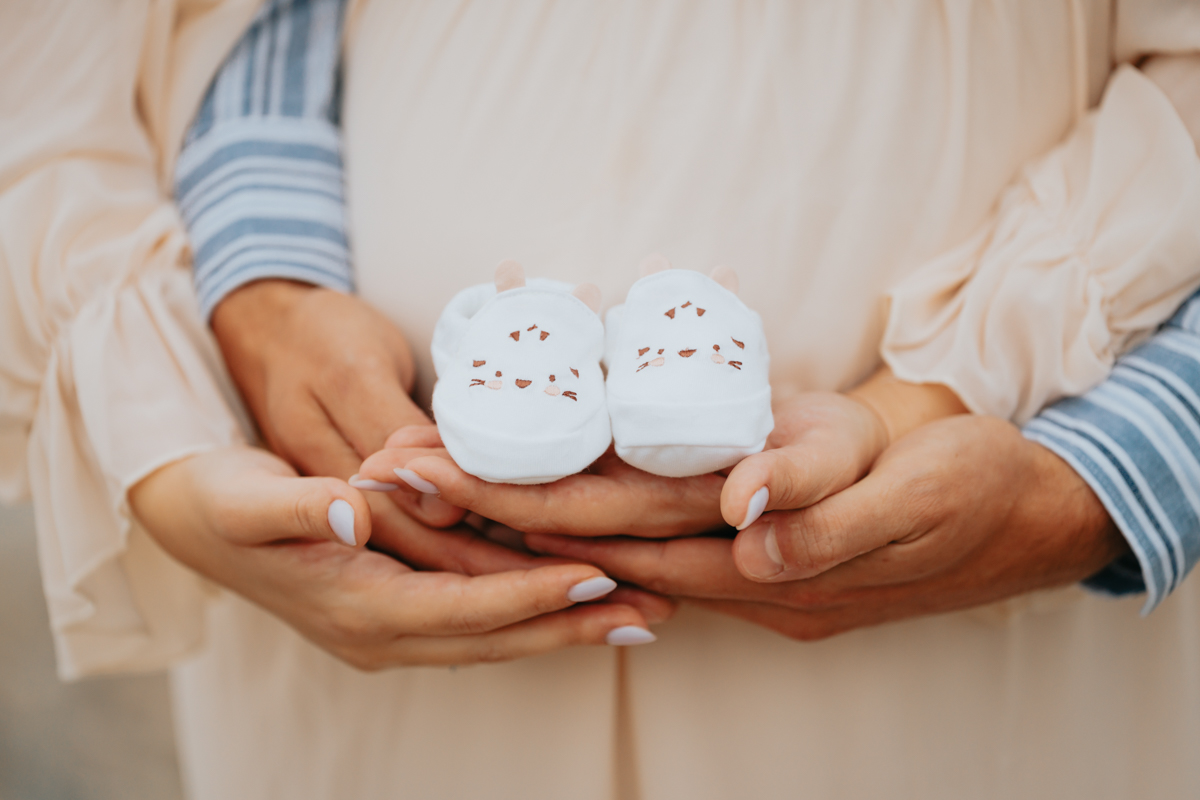 Servizio fotografico gravidanza a Mari Pintau con cielo nuvoloso e luce morbida sul mare