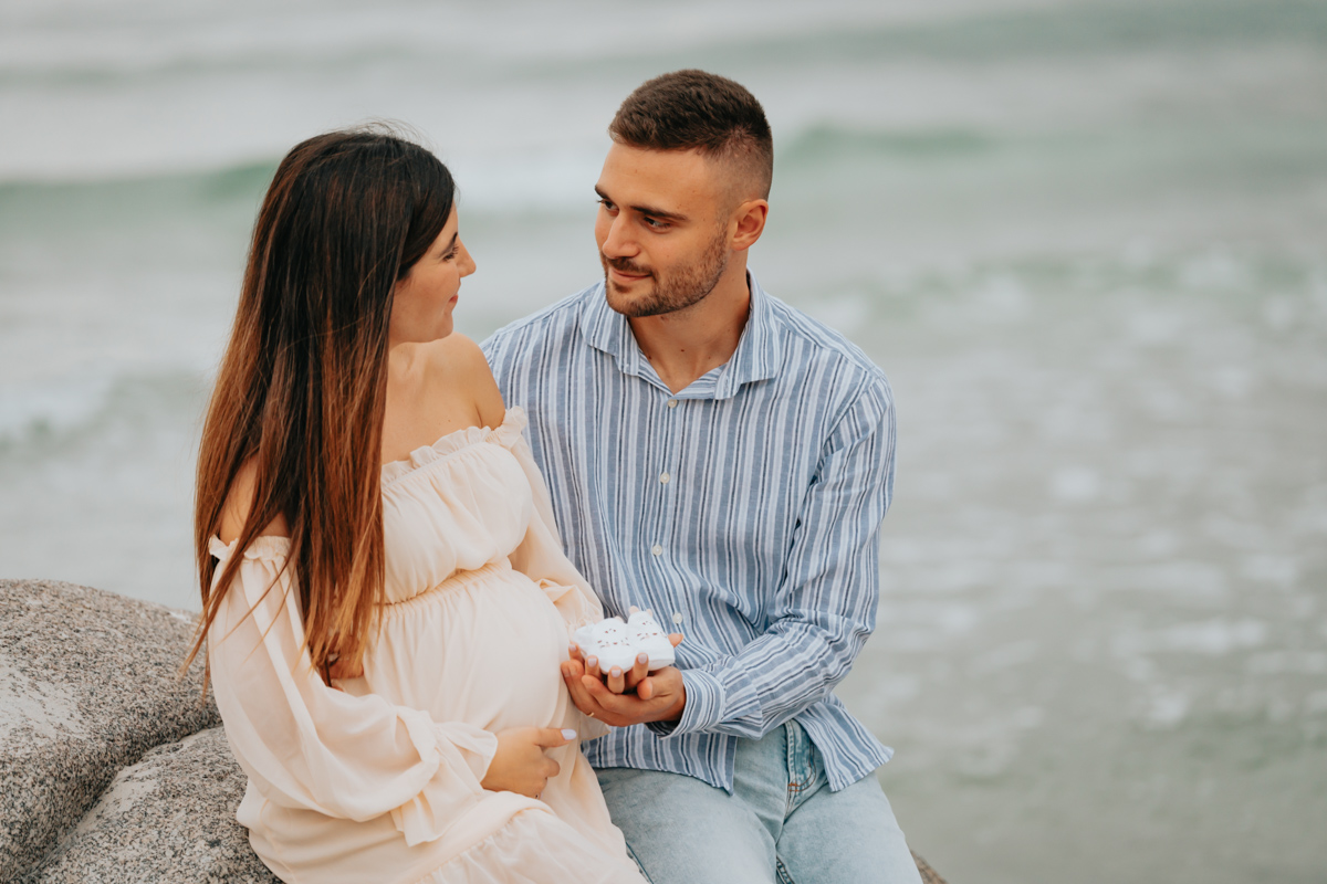 Servizio fotografico gravidanza a Mari Pintau con cielo nuvoloso e luce morbida sul mare