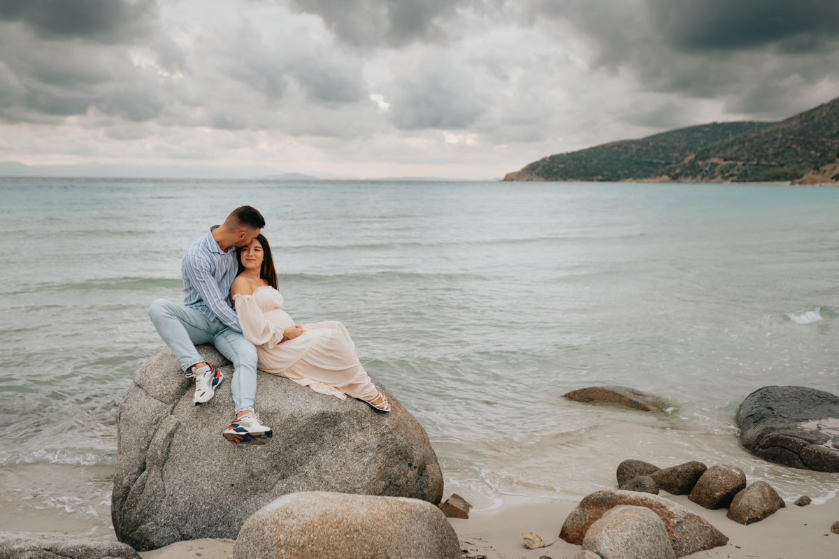 Servizio fotografico gravidanza a Mari Pintau con cielo nuvoloso e luce morbida sul mare
