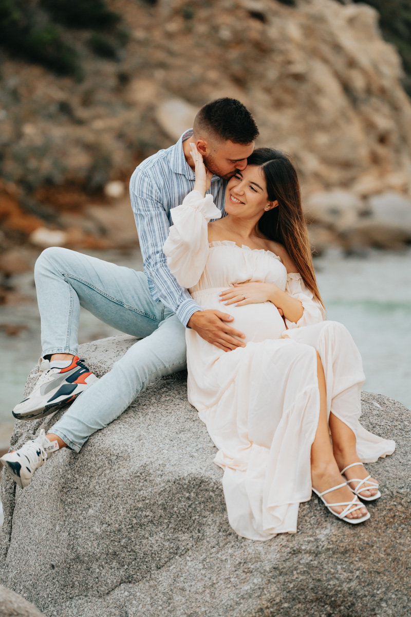 Servizio fotografico gravidanza a Mari Pintau con cielo nuvoloso e luce morbida sul mare