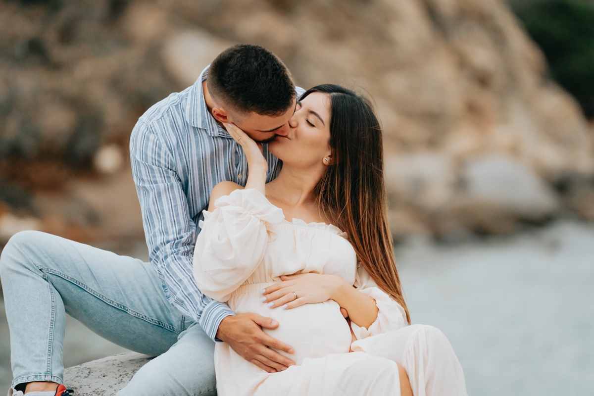 Servizio fotografico gravidanza a Mari Pintau con cielo nuvoloso e luce morbida sul mare