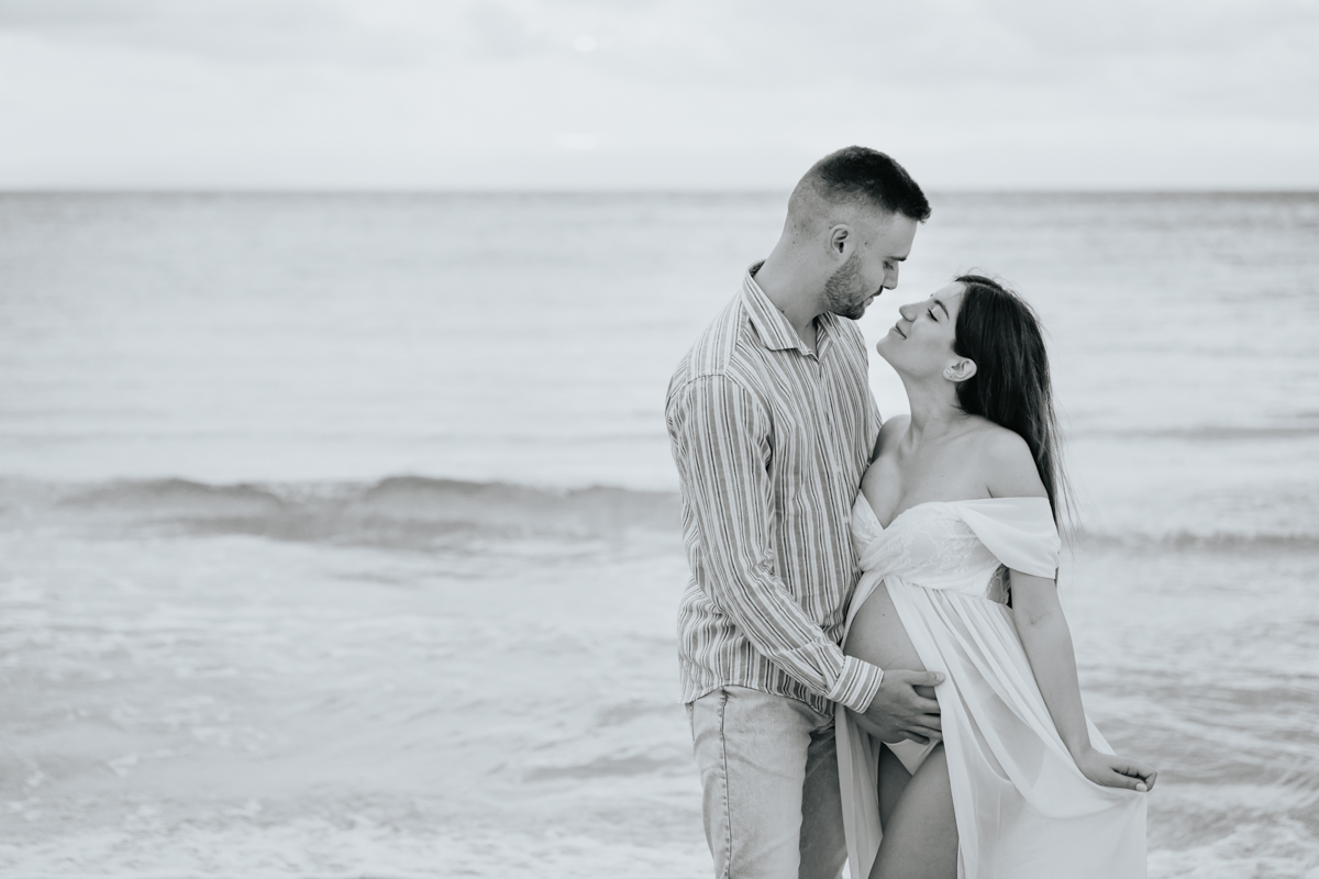 Servizio fotografico gravidanza a Mari Pintau con cielo nuvoloso e luce morbida sul mare
